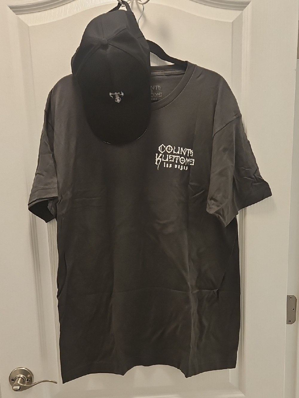 NWT.  Size XL.  Count's Kustoms T-shirt & Hat